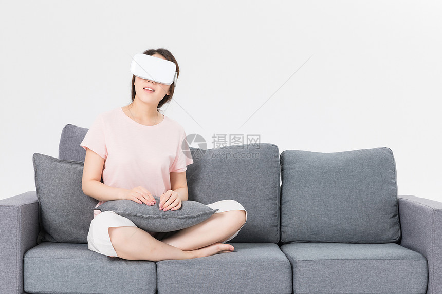 居家女性使用Vr眼镜图片