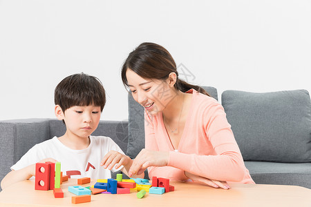 母子玩积木母亲陪伴儿子玩积木背景