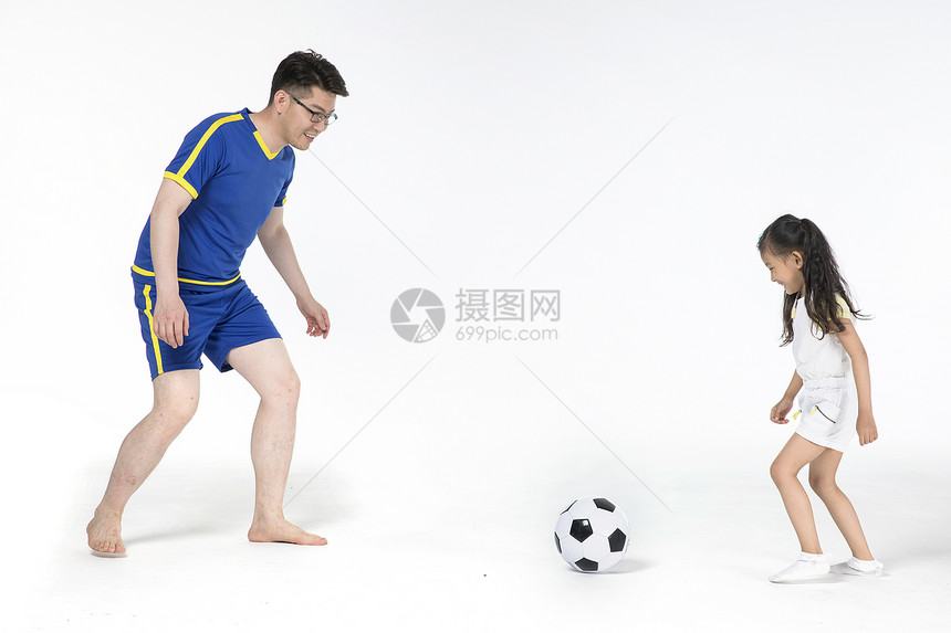 父亲陪女儿踢球图片