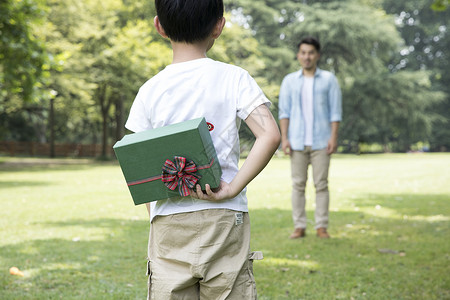 给小孩喂饭公园儿子给爸爸送礼物背景