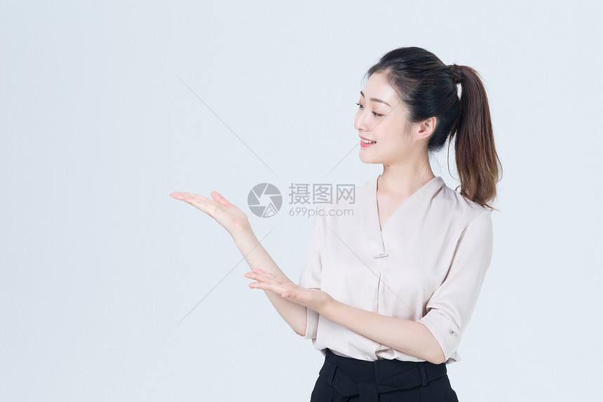 商务女性展示动作图片