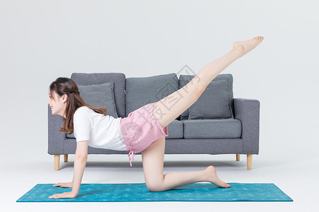 居家女性瑜伽健身图片