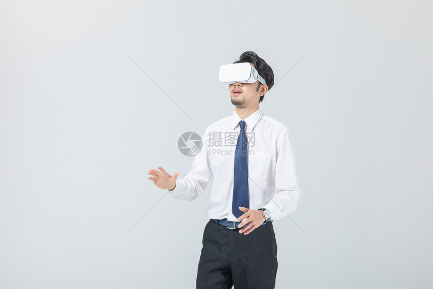 商务男性使用Vr眼镜图片