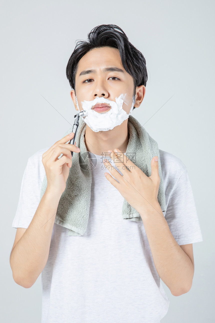 居家男性刮胡子图片