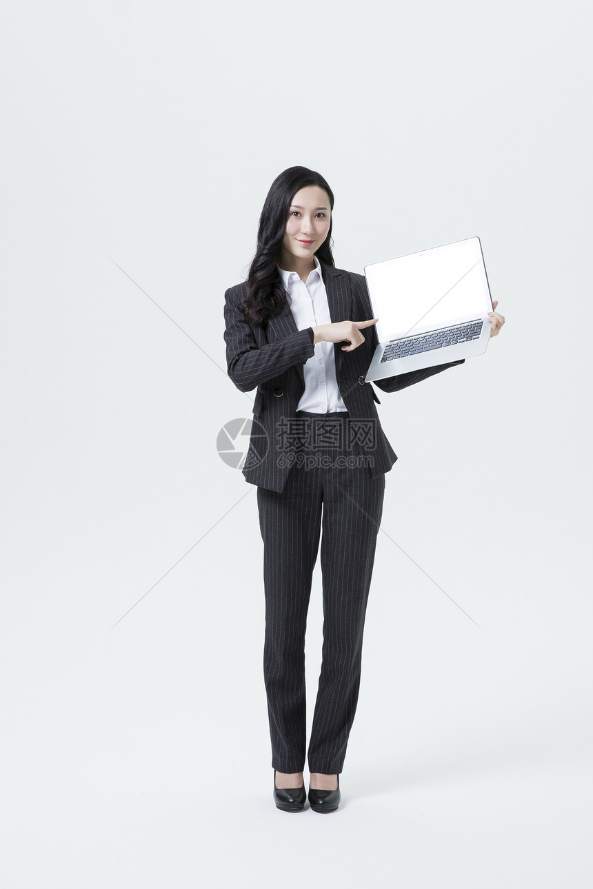 商务女性拿着笔记本电脑图片