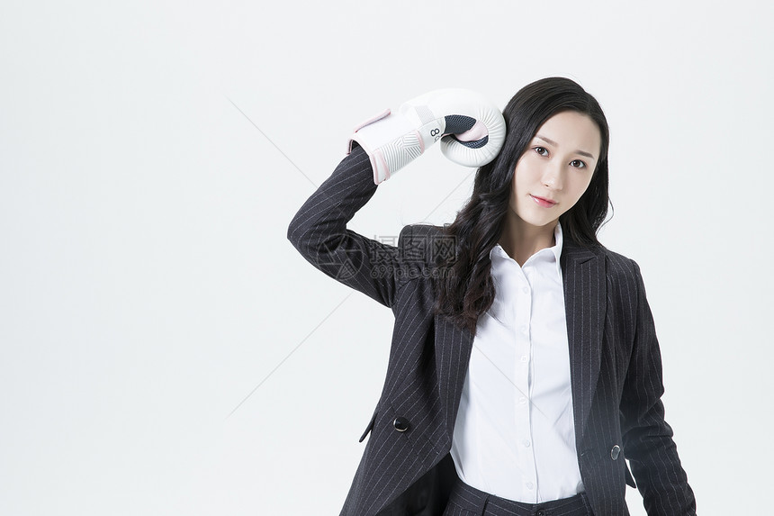商务女性戴着拳击手套图片