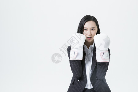 商务女性拳击商务女性戴着拳击手套背景