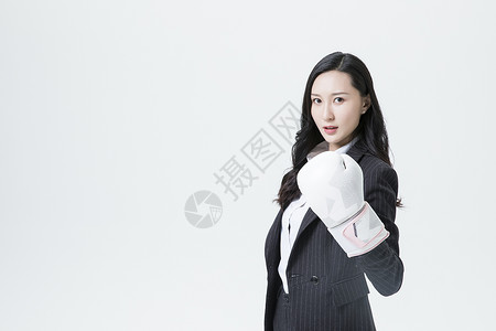 商务女性戴着拳击手套高清图片