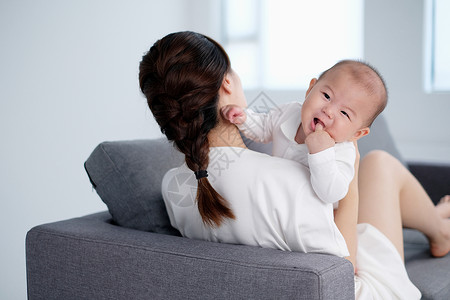 妈妈怀抱婴儿高清图片