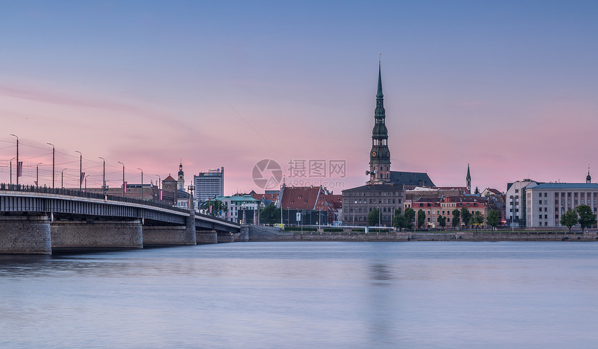 拉脱维亚里加圣彼得大教堂日落夜景图片