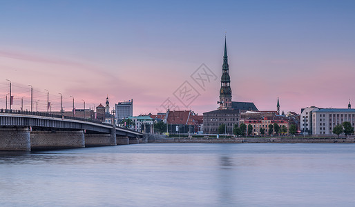 拉脱维亚里加圣彼得大教堂日落夜景高清图片