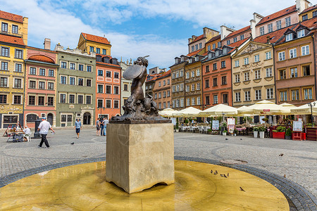 华沙美人鱼波兰华沙老城广场的美人鱼雕塑背景