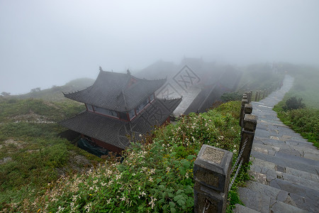 大雾中的贵州梵净山寺庙背景图片