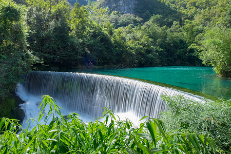 水流下来贵州小七孔景区瀑布背景