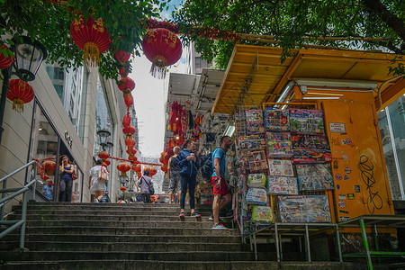 香港台阶小巷内的批发小摊子图片