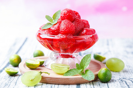 冰糖草莓葡萄罐头高清图片