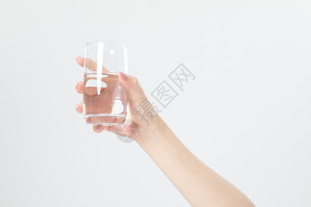 手拿水杯喝水素材高清图片