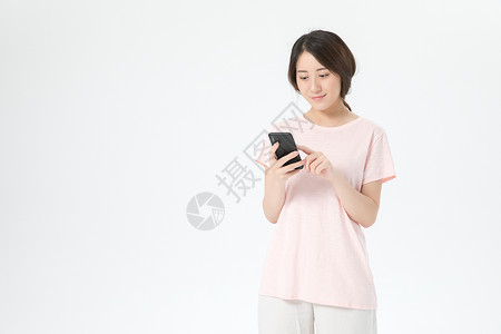 居家女性玩手机背景图片