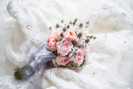 结婚粉色婚纱上的手捧花背景