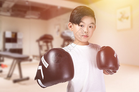 戴太阳帽的男孩小孩戴着拳击手套设计图片