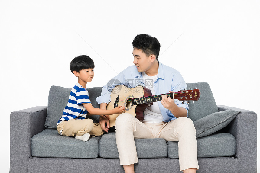 沙发上父子弹吉它图片