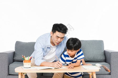 笔筒和笔沙发上父亲辅导孩子写作业背景