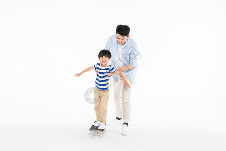 爸爸和儿子玩滑板图片