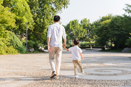 水彩走路的男孩公园里牵手散步父子背影背景
