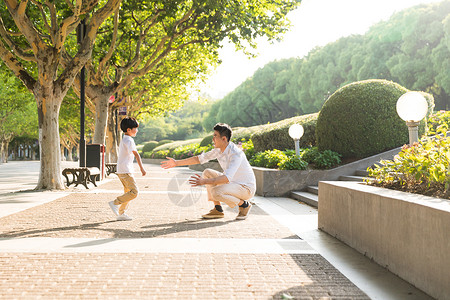 公园里孩子奔向父亲背景图片