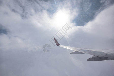 云中的飞机机翼图片