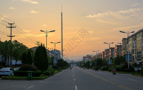 夏日街道小镇黄昏背景