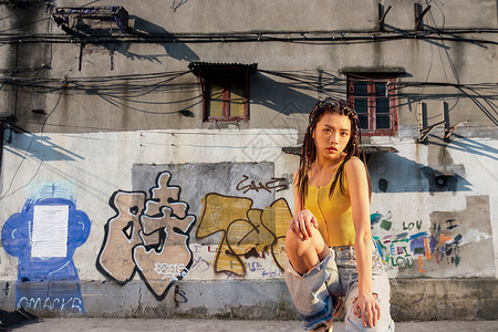 个性涂鸦素材跳街舞女青年设计图片