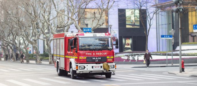消防logo行驶在路上的消防车背景
