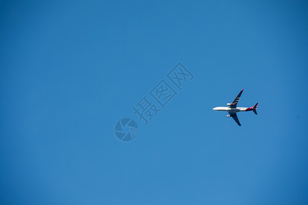 晴空万里无云天空的飞机背景