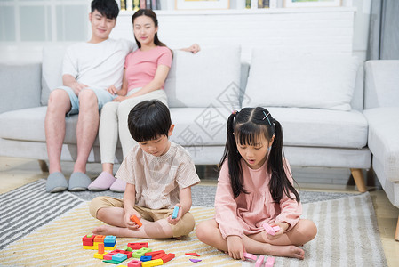 父母陪伴孩子玩积木图片