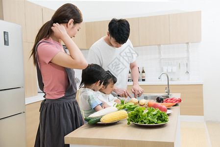 一家人在厨房做饭图片