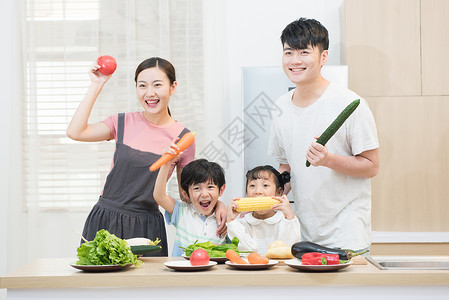 一家人在厨房做饭背景图片