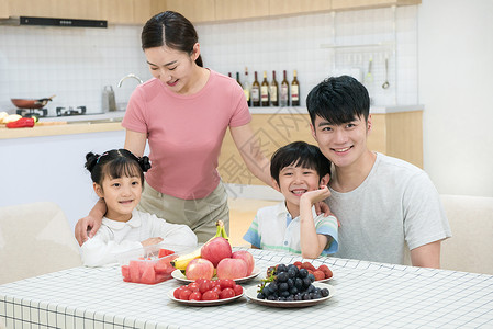 一家人厨房用餐图片