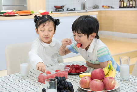 孩子在餐桌上吃水果高清图片