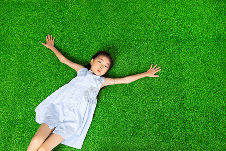 躺草地的小女孩背景图片