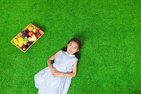 躺草地的小女孩背景图片