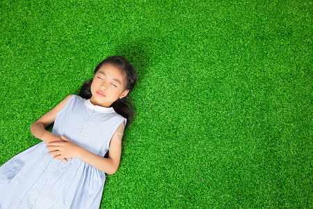 躺草地的小女孩图片