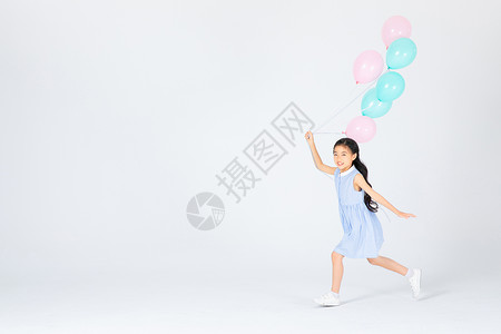 小孩拿蒲扇拿气球的小女孩背景