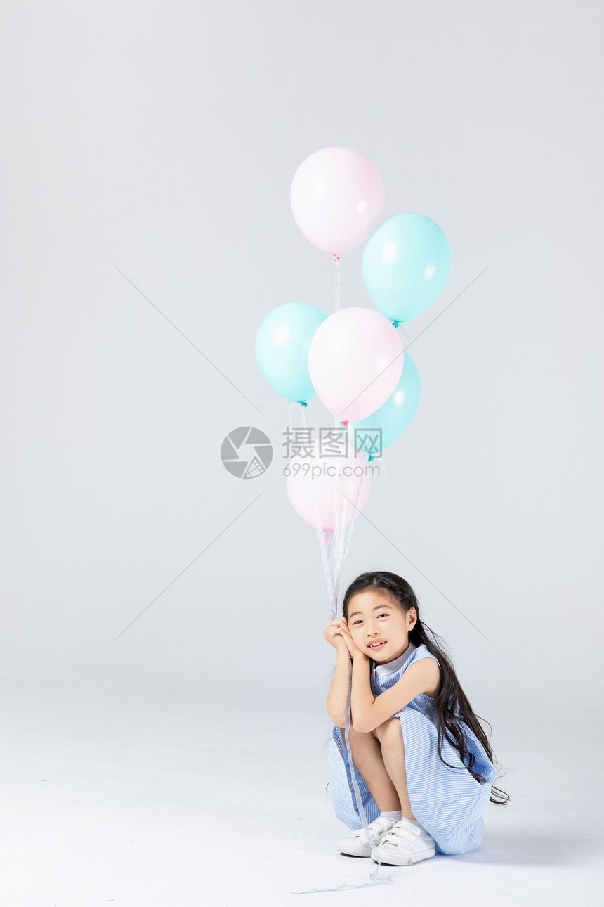 拿气球的小女孩图片