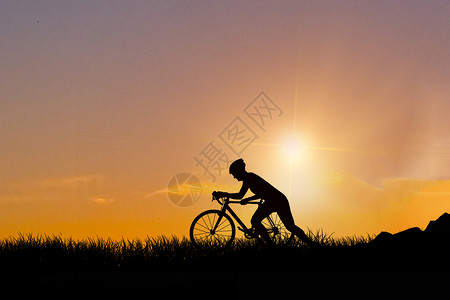 夕阳下骑自行车人物剪影背景图片