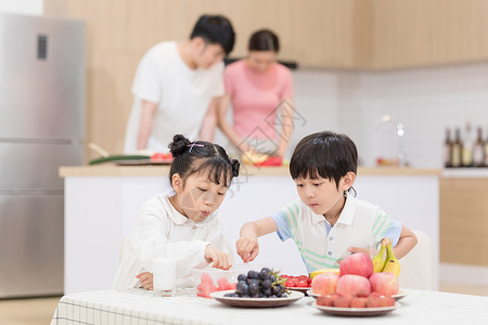 家庭生活吃水果高清图片