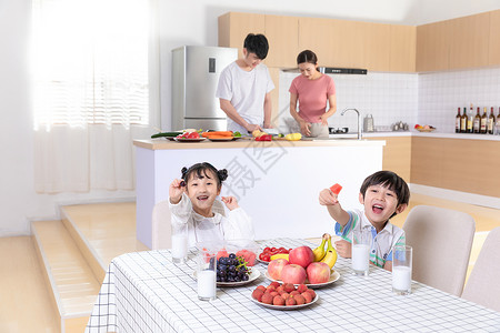 素材四口之家家庭生活吃水果背景