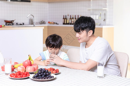 吃水果男孩父子吃早餐家庭生活背景