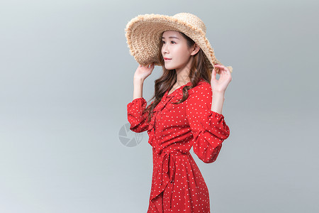 时尚女性戴太阳帽购物背景