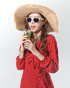 红色夏日饮品时尚女性夏日喝饮料背景
